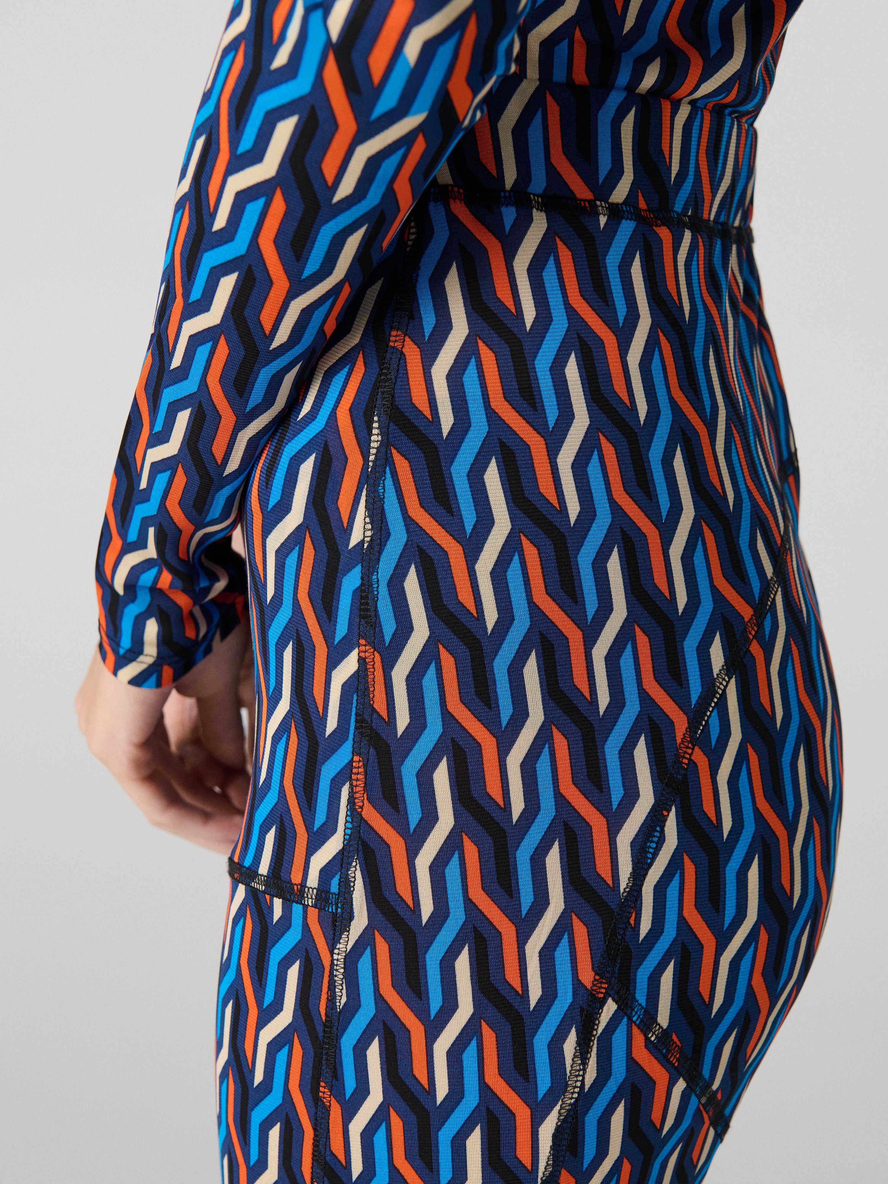 DIANE von FURSTENBERG 青・赤ドット柄 ラップドレス First Lady Melania Trump Wears Diane von Furstenberg and Delpozo